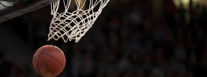 专业篮球教练使用平板进行战术分析场景